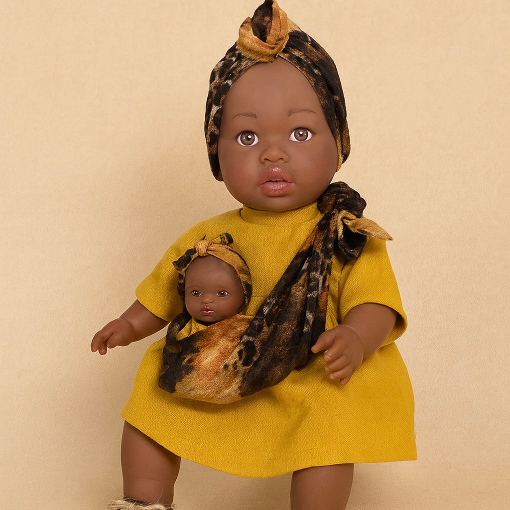 Alika en robe moutarde et son bébé