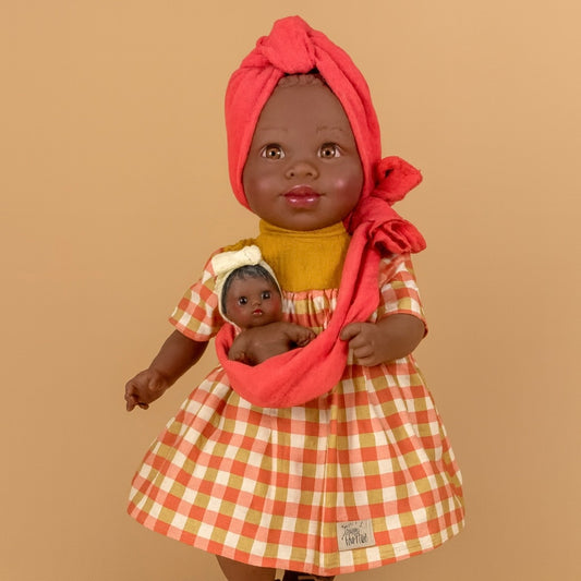 Maria  et son bébé tenue Vichy